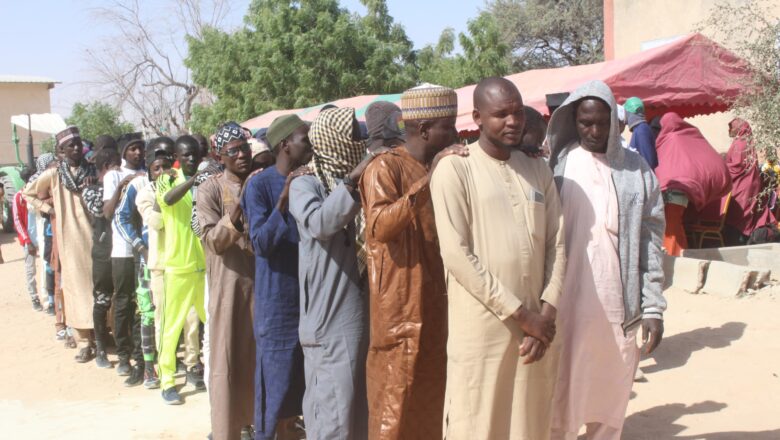 Célébration de la réintégration de 124 ex-combattants de Boko Haram repentis à Diffa, marquant une avancée majeure vers la paix