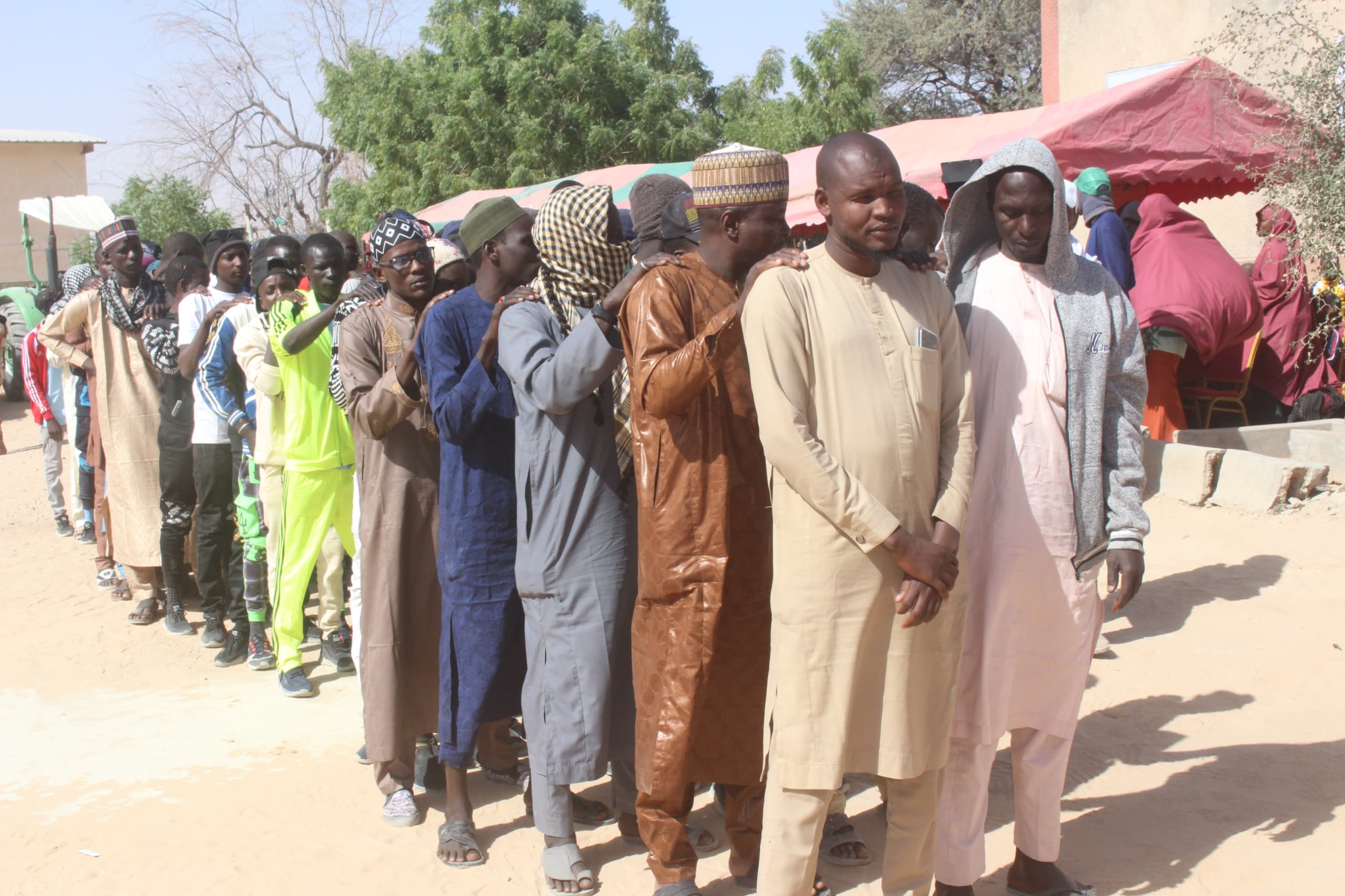 Célébration de la réintégration de 124 ex-combattants de Boko Haram repentis à Diffa, marquant une avancée majeure vers la paix