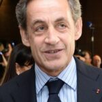 Le procès de Nicolas Sarkozy, accusé de financement illégal par Kadhafi, entre valises de billets, complots et rebondissements judiciaires.