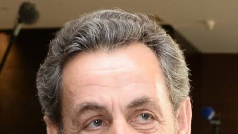 Le procès de Nicolas Sarkozy, accusé de financement illégal par Kadhafi, entre valises de billets, complots et rebondissements judiciaires.