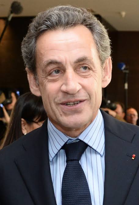 Le procès de Nicolas Sarkozy, accusé de financement illégal par Kadhafi, entre valises de billets, complots et rebondissements judiciaires.