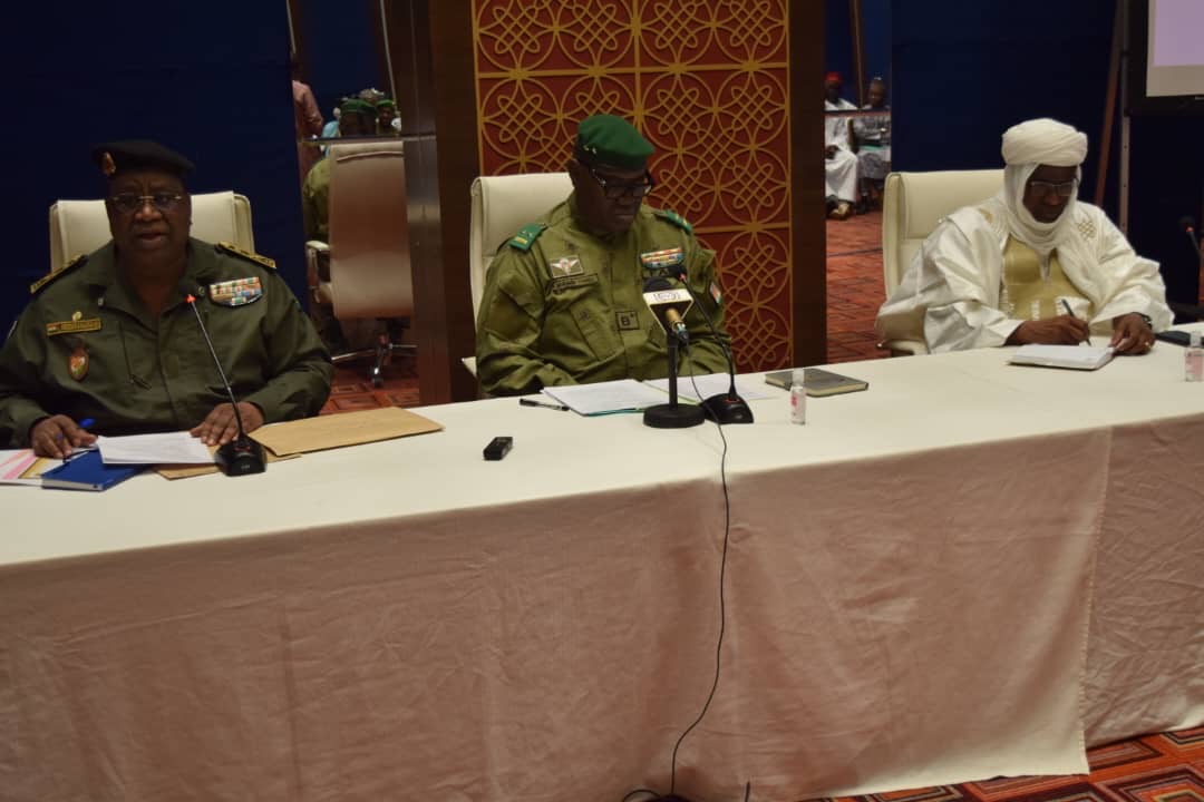 Mohamed Toumba, ministre de l'Intérieur du Niger, a remis solennellement les « kits stratégiques » aux organisateurs des Assises nationales