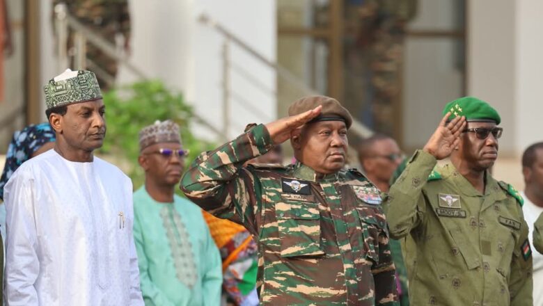 Le 3 mars 2025, le drapeau de l’Alliance des États du Sahel s’élève à Niamey, symbole d’espoir et de renouveau pour le Niger,