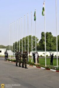 Le 3 mars 2025, le drapeau de l’Alliance des États du Sahel s’élève à Niamey, symbole d’espoir et de renouveau pour le Niger, 
