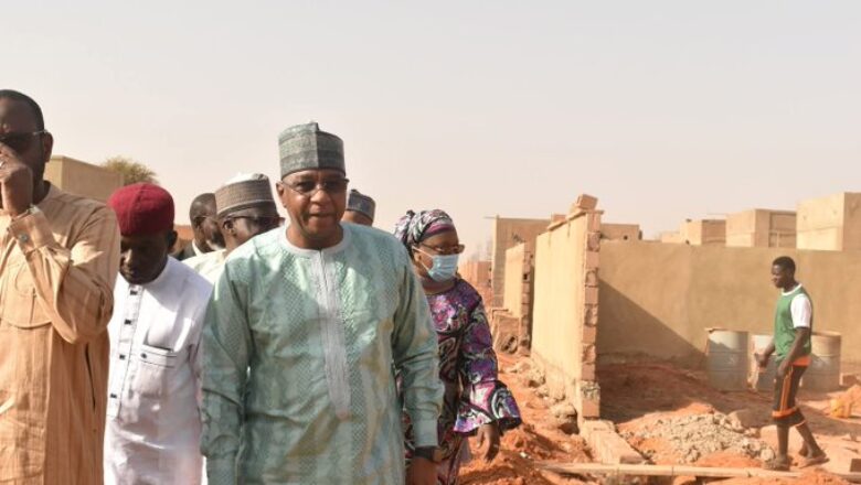 Visite du ministre Sahirou Salissou Adamou le 4 mars 2025 au chantier de 155 logements sociaux à la Cité Diaspora, un projet nigérien