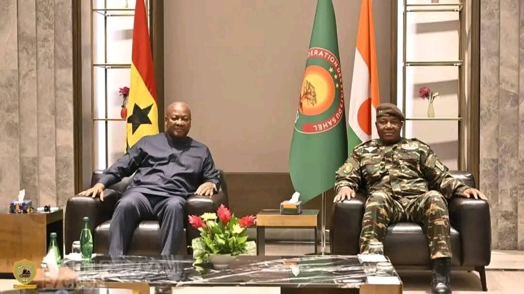 En mars 2025, le président ghanéen John Dramani Mahama parcourt l’AES (Mali, Niger, Burkina Faso) pour tisser des liens d’amitié et réconcilier une Afrique de l’Ouest fracturée, entre diplomatie pragmatique et rêve panafricain.