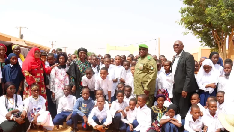 La cérémonie de remise des bulletins au Collège Scientifique de Niamey, présidée par Dr Elisabeth Shérif, célèbre l'excellence académique