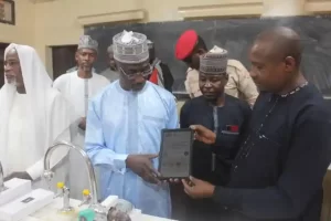 Remise de 581 tablettes numériques aux enseignants de Diffa hier, une étape clé du Projet Niger-LIRE pour transformer l’éducation 