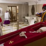 Le pape François, décédé d’un AVC, sera inhumé à Sainte-Marie-Majeure après des funérailles solennelles le 26 avril, attirant dirigeants