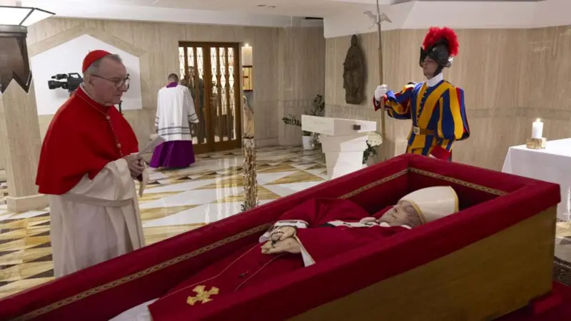 Le pape François, décédé d’un AVC, sera inhumé à Sainte-Marie-Majeure après des funérailles solennelles le 26 avril, attirant dirigeants