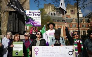 La Cour suprême du Royaume-Uni statue aujourd'hui que la définition de « femme » dans l’Equality Act se limite au sexe biologique, 