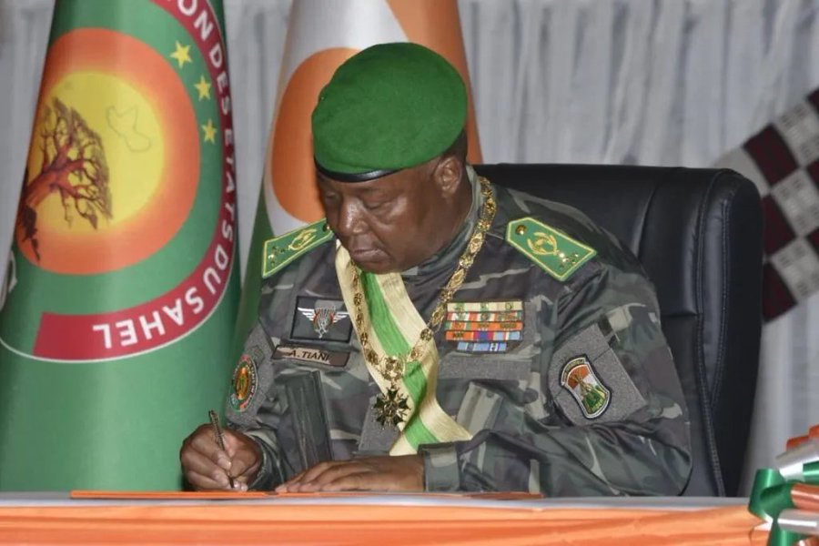 Le Président Abdourahamane Tiani a signé un décret réaménageant le gouvernement du Niger, intégrant 8 nouveaux ministres pour revitaliser
