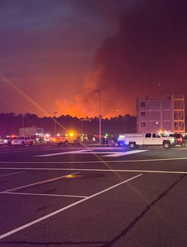 Un incendie dévastateur ravage 4 500 hectares dans le New Jersey, forçant l'évacuation de 3 000 habitants et privant 25 000 personnes