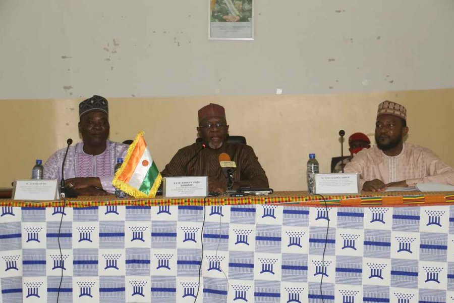 Le Niger dévoile sa vision souveraine lors d’une réunion stratégique avec les diplomates, marquant un tournant décisif dans sa politique